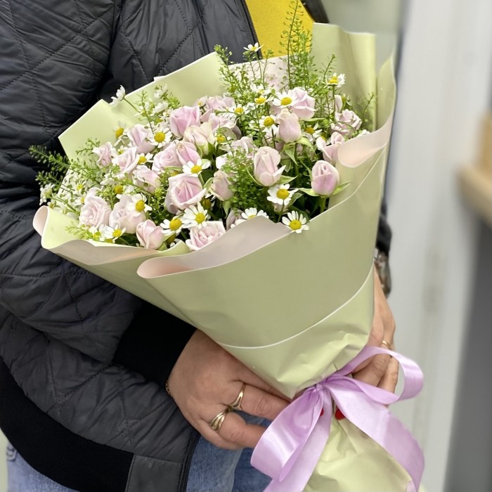 Букет кустовых роз Сильвер Шедоу с ромашкой