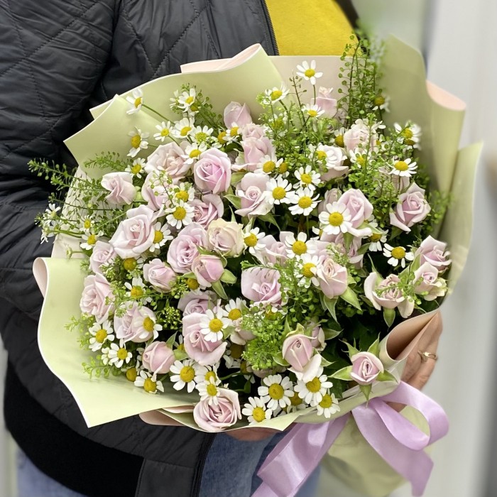 Букет кустовых роз Сильвер Шедоу с ромашкой