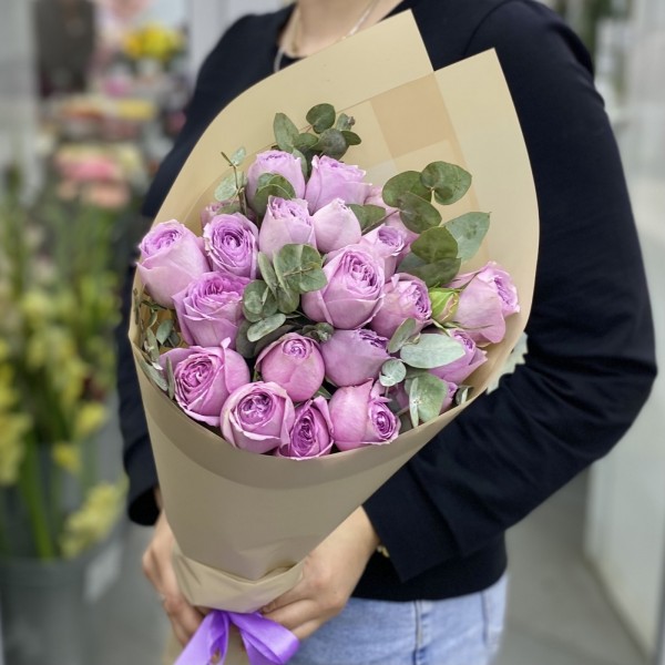 7 кустовых пионовидных роз Лавэндер Лейс с эвкалиптом