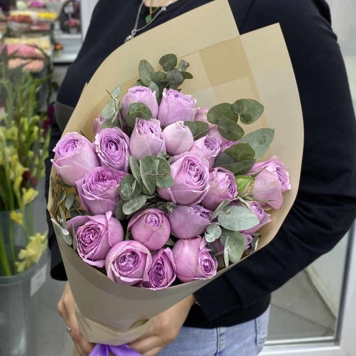 7 кустовых пионовидных роз Лавэндер Лейс с эвкалиптом