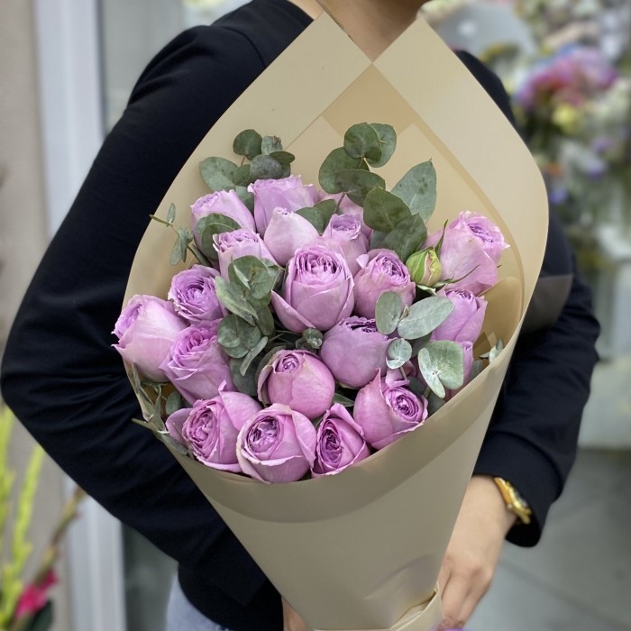 7 кустовых пионовидных роз Лавэндер Лейс с эвкалиптом