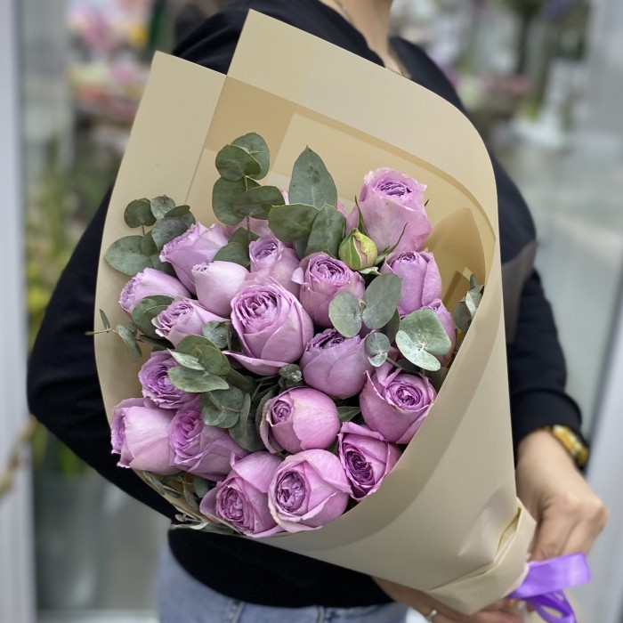 7 кустовых пионовидных роз Лавэндер Лейс с эвкалиптом
