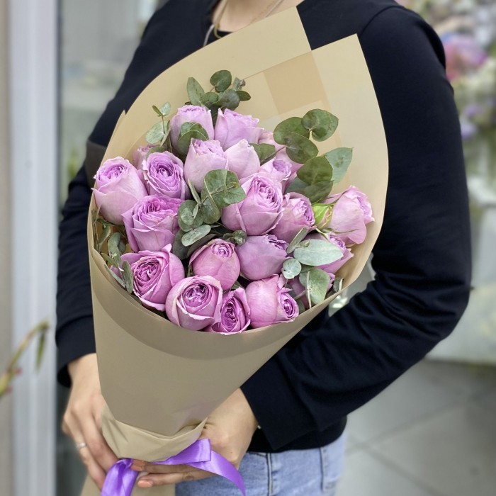 7 кустовых пионовидных роз Лавэндер Лейс с эвкалиптом