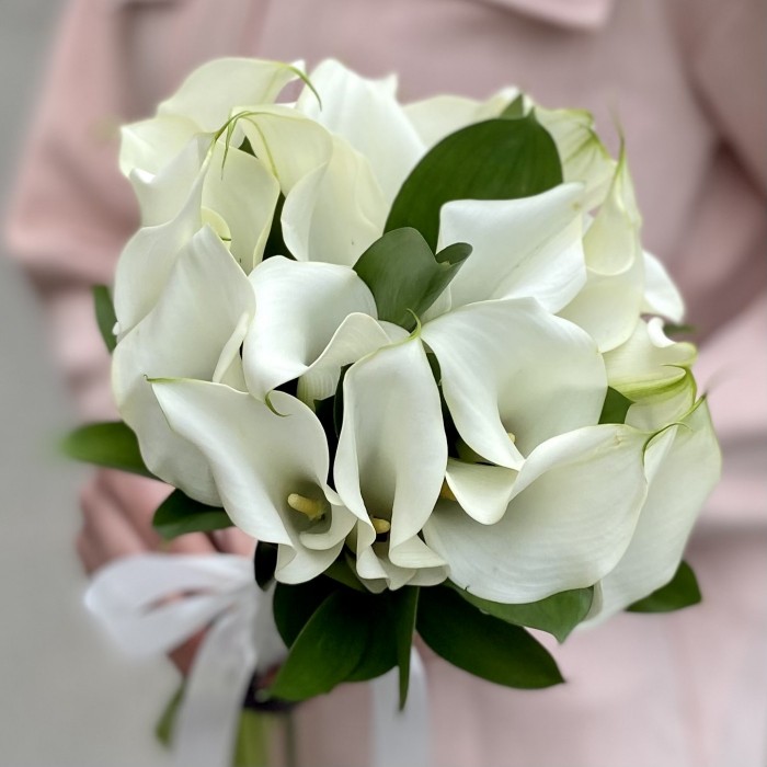 Букет невесты из белых калл