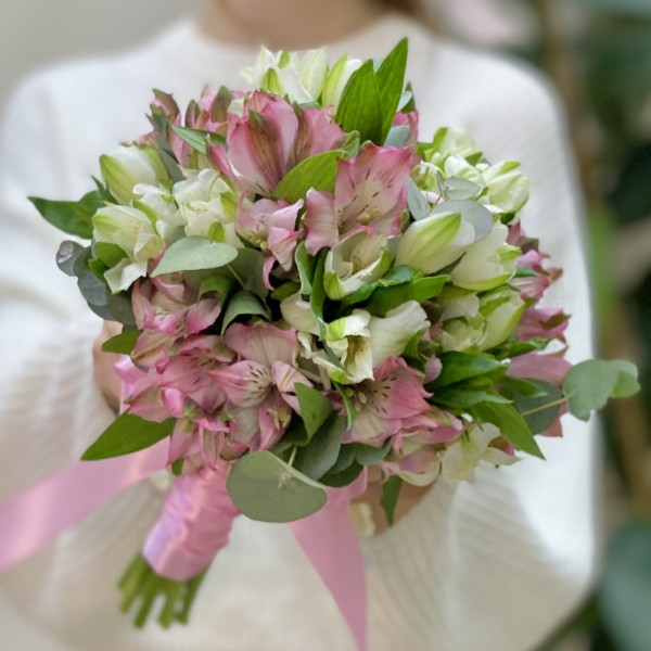 Букет невесты с альстромерией