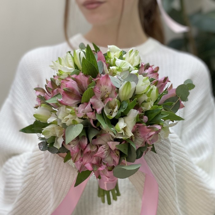 Букет невесты с альстромерией