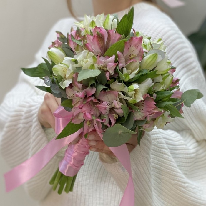 Букет невесты с альстромерией