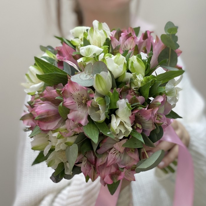 Букет невесты с альстромерией