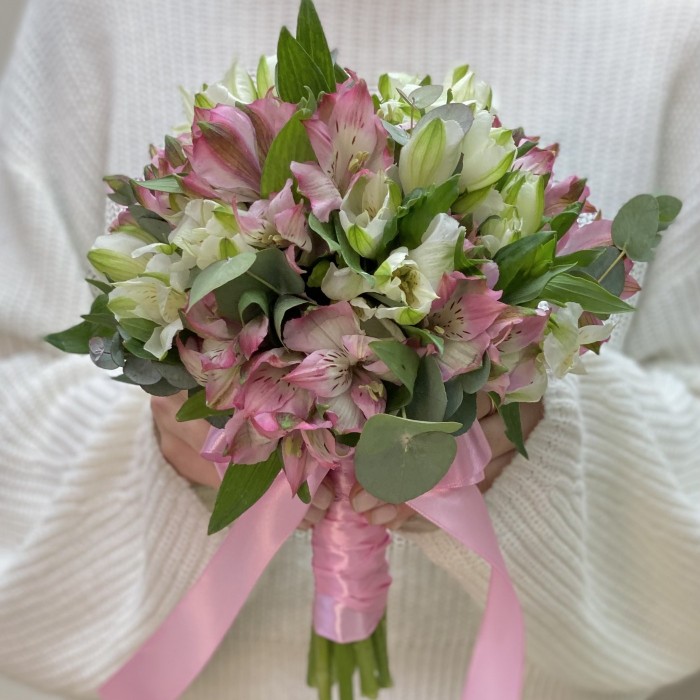 Букет невесты с альстромерией