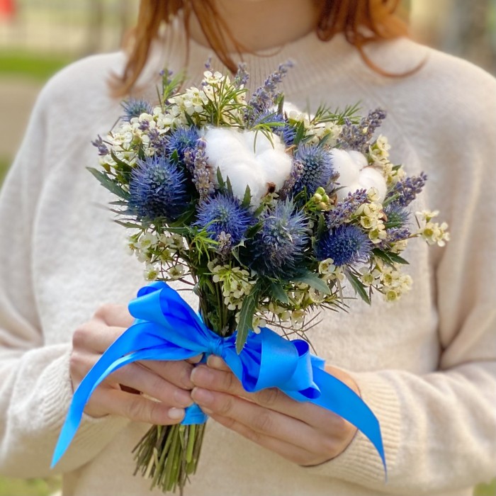 Букет невесты с хлопком и эрингиумом Лунная мелодия