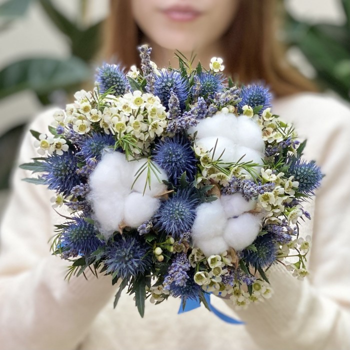 Букет невесты с хлопком и эрингиумом Лунная мелодия
