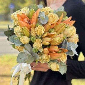 Букет невесты с кремовой розой и лилией Букет невесты с кремовой розой и лилией