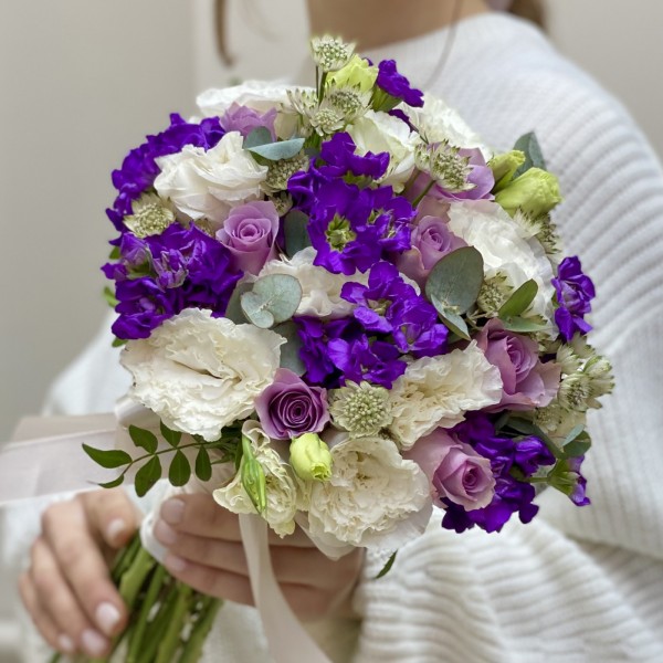 Букет невесты с розами и маттиолой Кружево