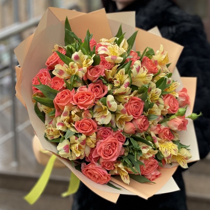 Букет оранжевых кустовых роз с альстромерией