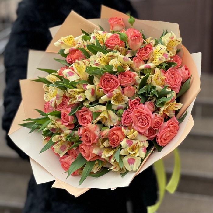 Букет оранжевых кустовых роз с альстромерией