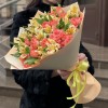 Букет оранжевых кустовых роз с альстромерией