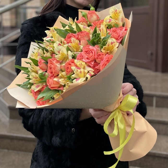 Букет оранжевых кустовых роз с альстромерией