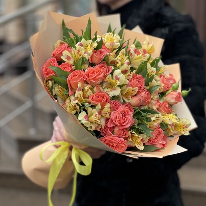 Букет оранжевых кустовых роз с альстромерией