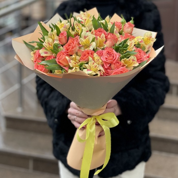 Букет оранжевых кустовых роз с альстромерией
