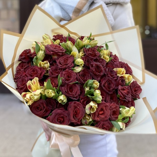 Букет из пионовидных роз Чокочино и альстромерии