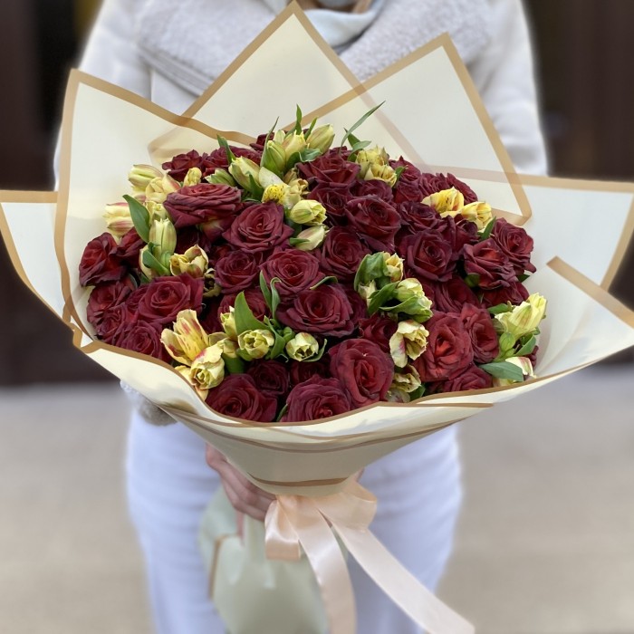 Букет из пионовидных роз Чокочино и альстромерии