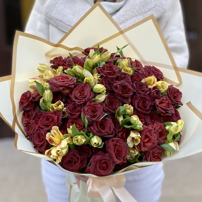 Букет из пионовидных роз Чокочино и альстромерии