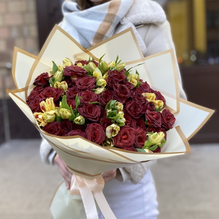 Букет из пионовидных роз Чокочино и альстромерии