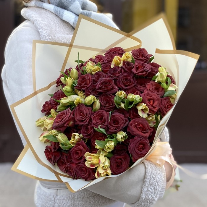 Букет из пионовидных роз Чокочино и альстромерии