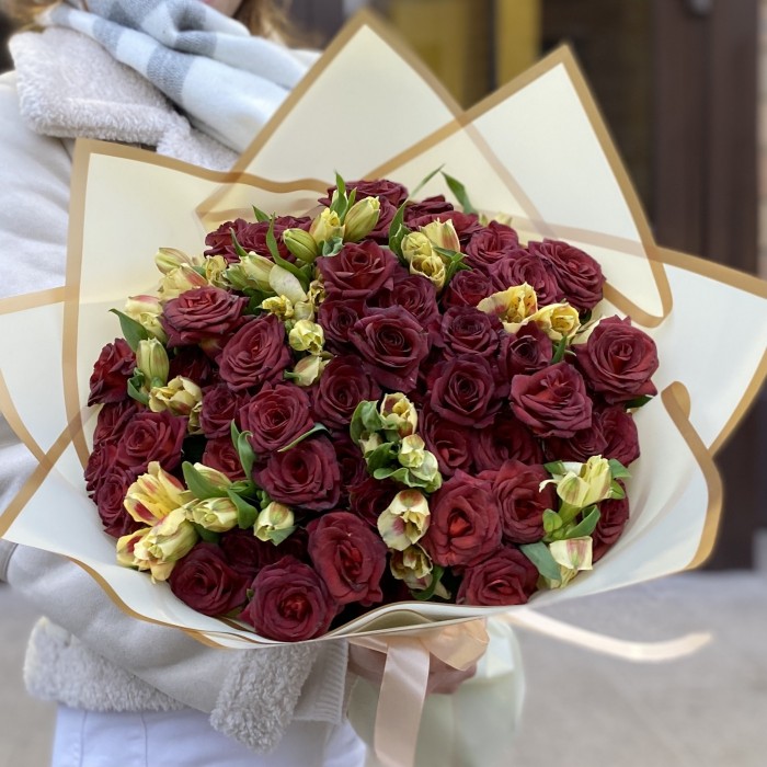 Букет из пионовидных роз Чокочино и альстромерии