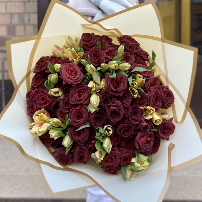 Букет из пионовидных роз Чокочино и альстромерии