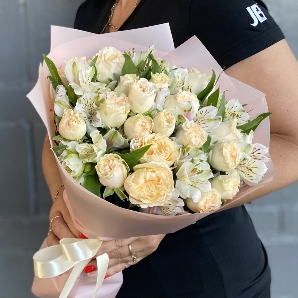 Букет пионовидных роз Саммер-роз с альстромерией