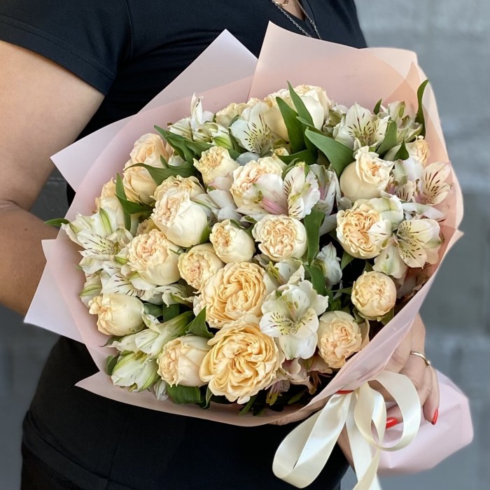 Букет пионовидных роз Саммер-роз с альстромерией