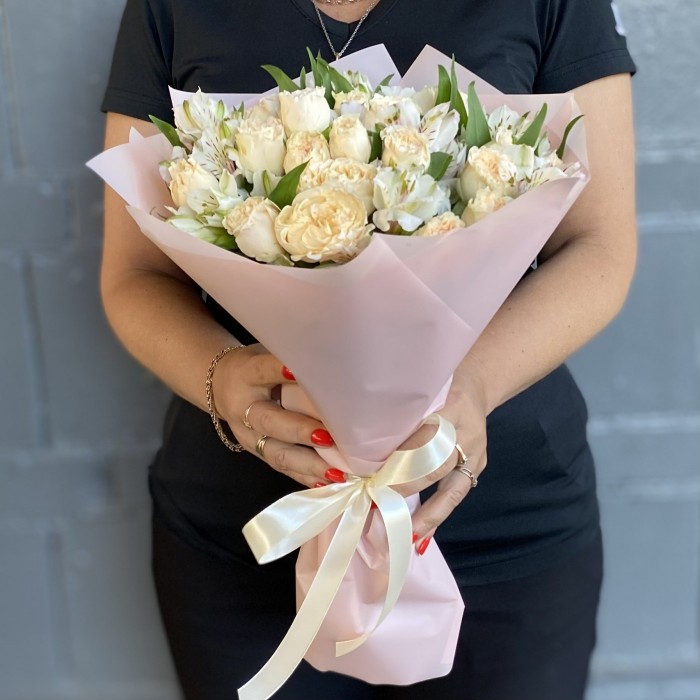 Букет пионовидных роз Саммер-роз с альстромерией