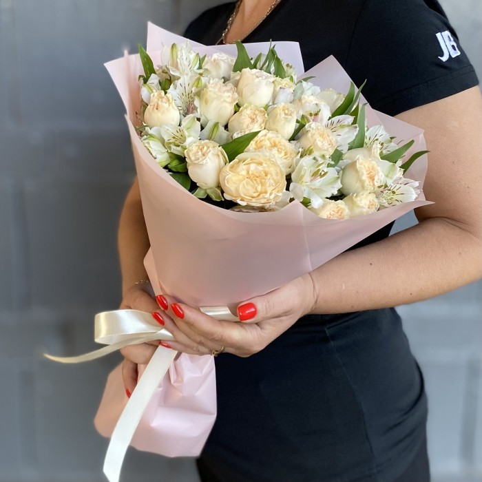 Букет пионовидных роз Саммер-роз с альстромерией