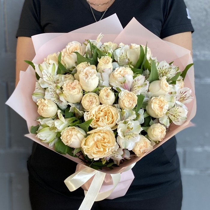 Букет пионовидных роз Саммер-роз с альстромерией