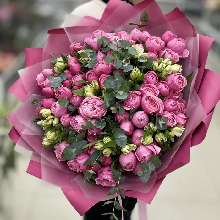 Букет пионовидных роз Сильва Пинк с альстромерий
