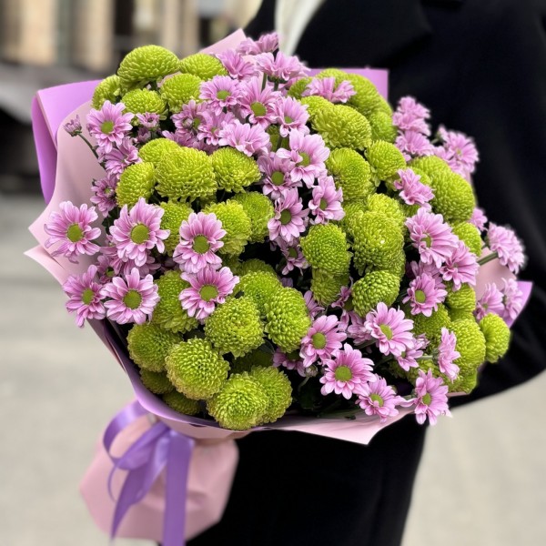 Букет из розовой и зеленой хризантемы