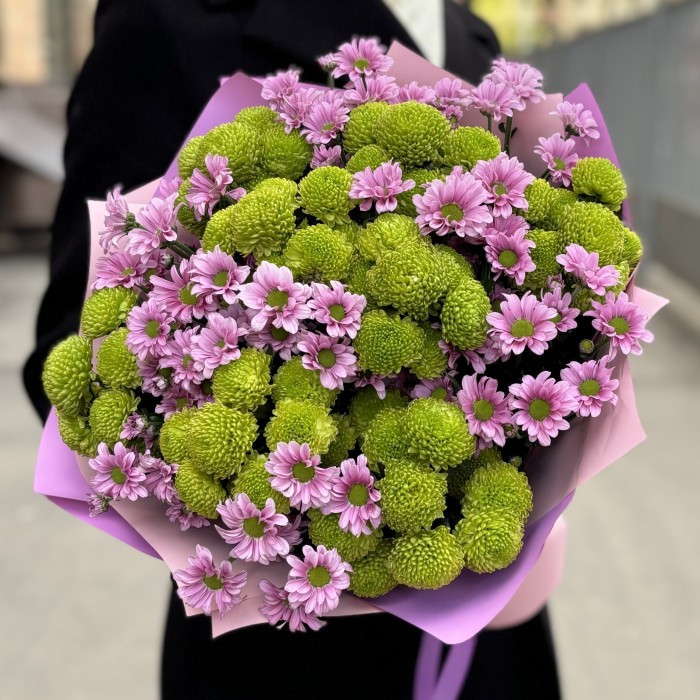 Букет из розовой и зеленой хризантемы