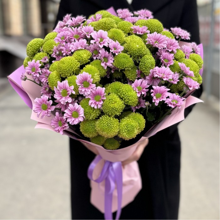 Букет из розовой и зеленой хризантемы