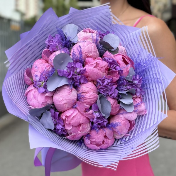 Букет с 15 пионами Флеминг и маттиолой