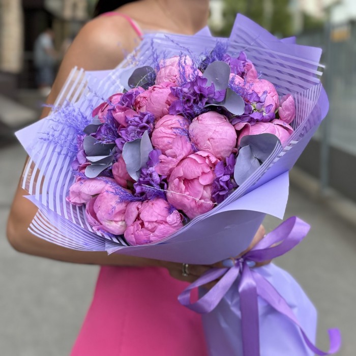 Букет с 15 пионами Флеминг и маттиолой