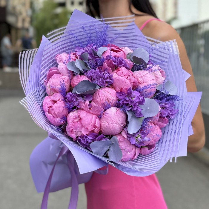 Букет с 15 пионами Флеминг и маттиолой