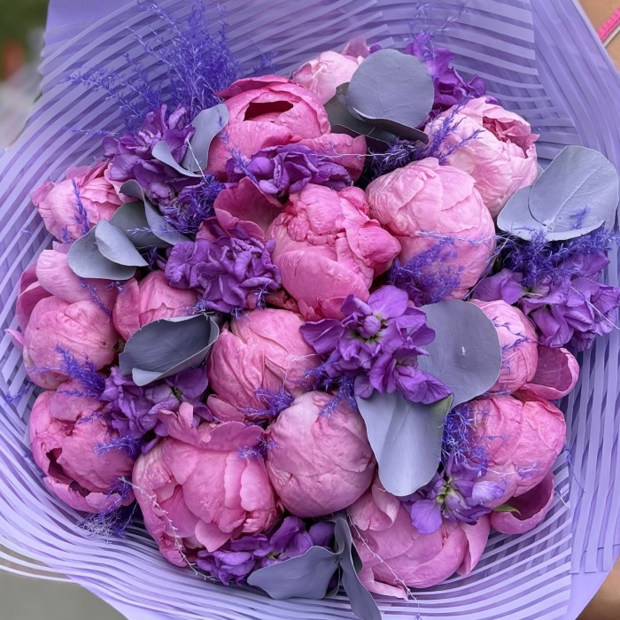 Букет с 15 пионами Флеминг и маттиолой