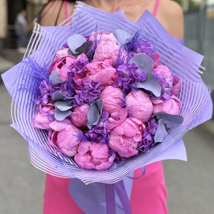 Букет с 15 пионами Флеминг и маттиолой