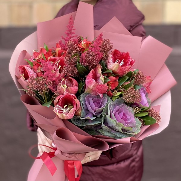 Букет с амариллисом и брассикой