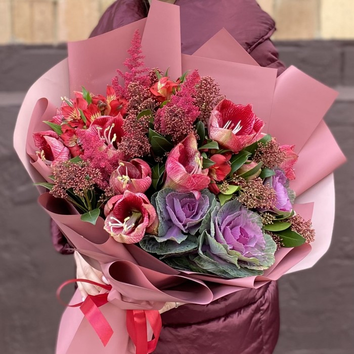 Букет с амариллисом и брассикой