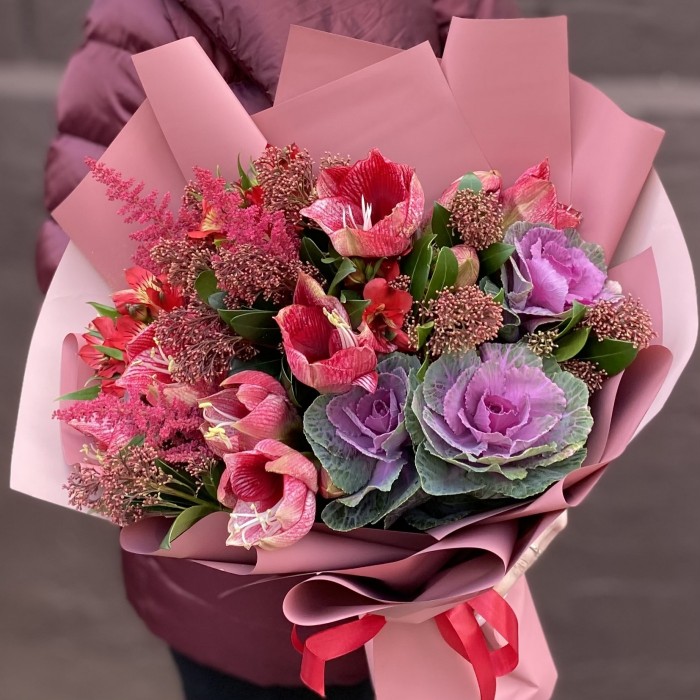 Букет с амариллисом и брассикой