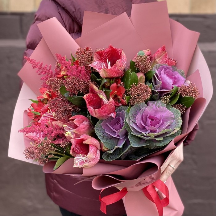 Букет с амариллисом и брассикой