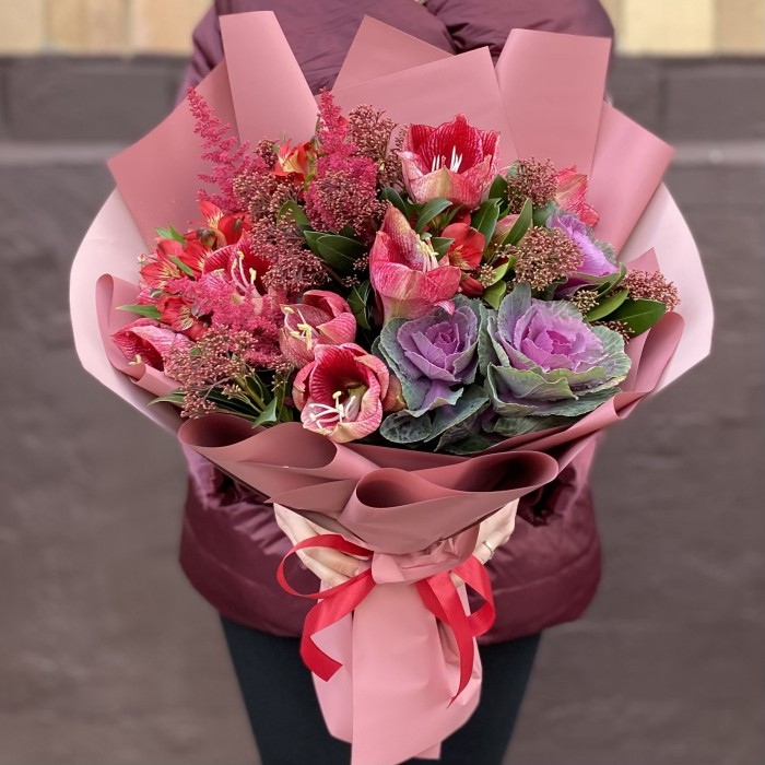 Букет с амариллисом и брассикой