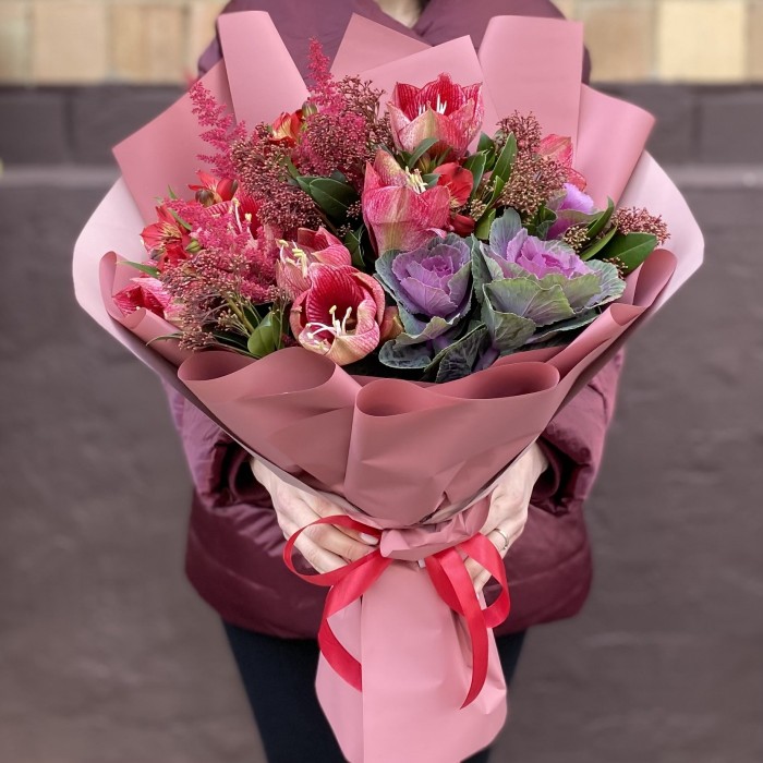 Букет с амариллисом и брассикой